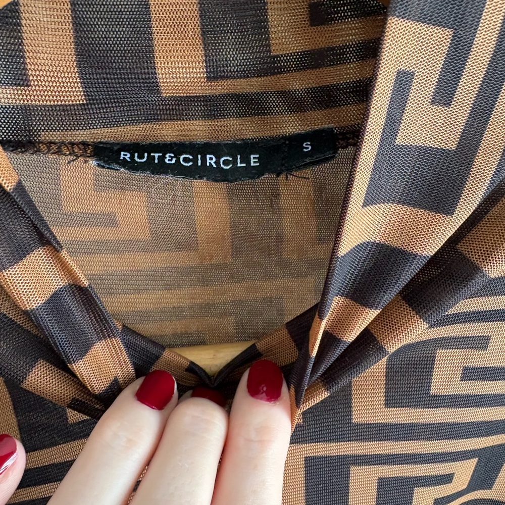 Geometric Print Mesh Top - Picture 2 of 6